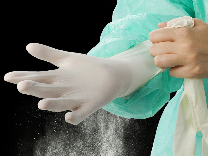 Опудренные медицинские перчатки используются всё реже и реже вследствие того, что вызывают аллергические реакции и неблагоприятно влияют на открытые раны.
